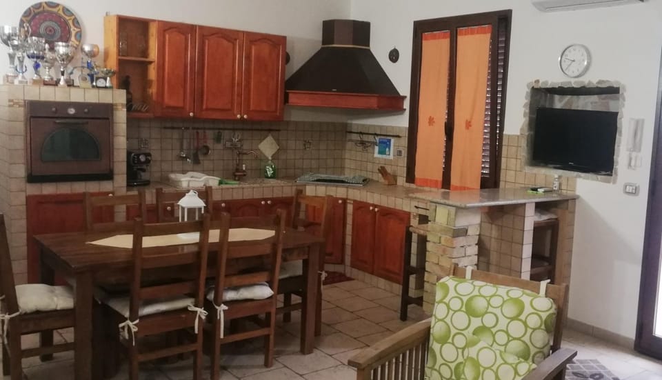 TV and multimedia, Kitchen or kitchenette, Dining area, stove
