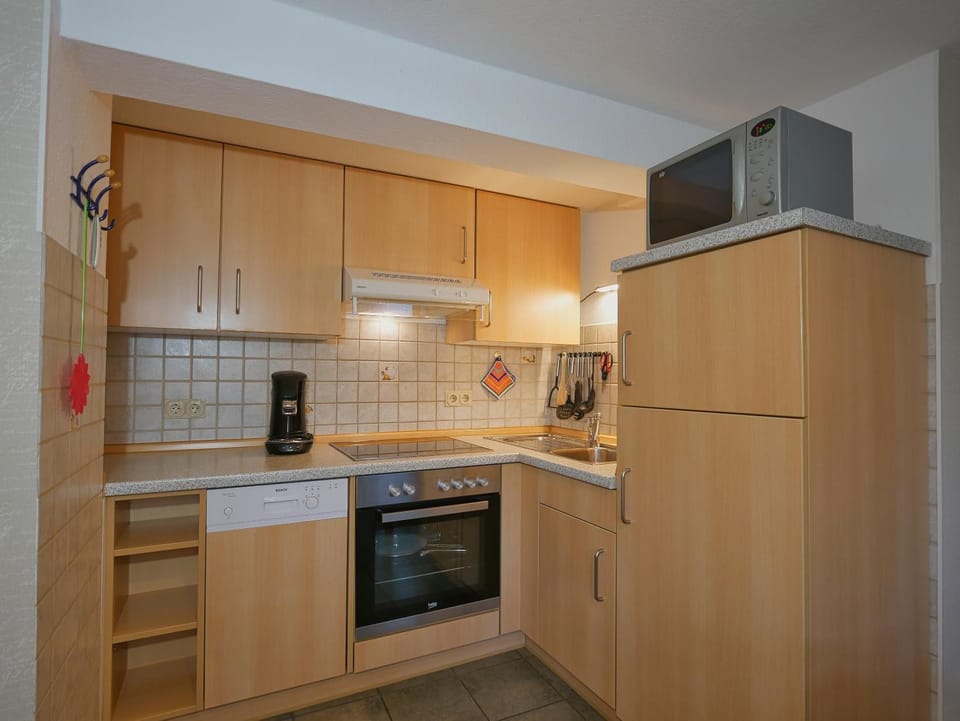 Coffee/tea facilities, dishwasher, stove, kitchen