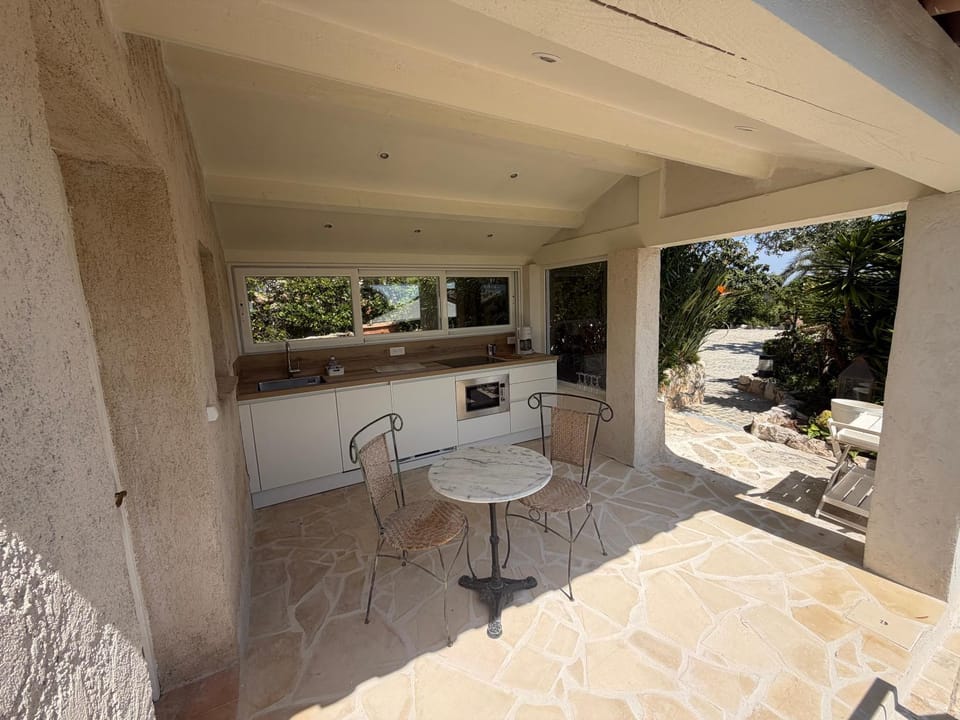 Day, Dining area