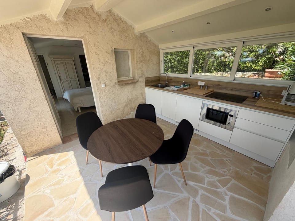 Kitchen or kitchenette, Dining area, dishwasher, stove
