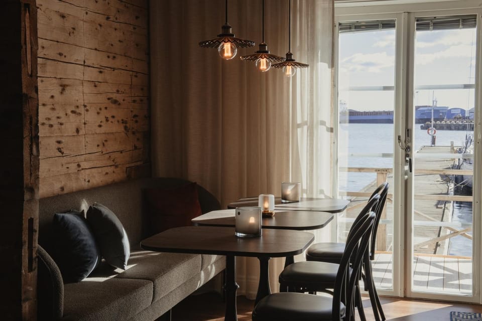 Restaurant/places to eat, Seating area, Dining area