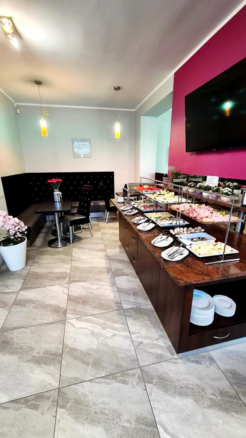 Restaurant/places to eat, Buffet breakfast