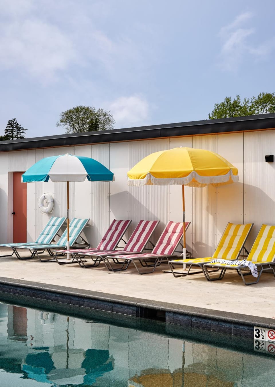 Property building, Restaurant/places to eat, Swimming pool, sunbed