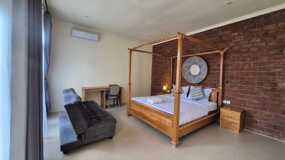 Seating area, Bedroom, towels, air conditioner