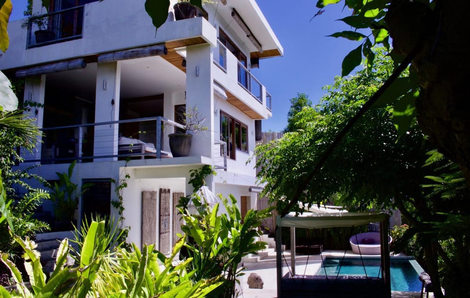 Property building, Patio, Facade/entrance, Day, Bird's eye view, Garden, On site, Swimming pool