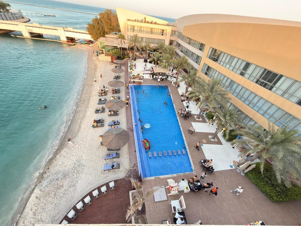 Property building, Restaurant/places to eat, Beach, Beach, Swimming pool, Breakfast