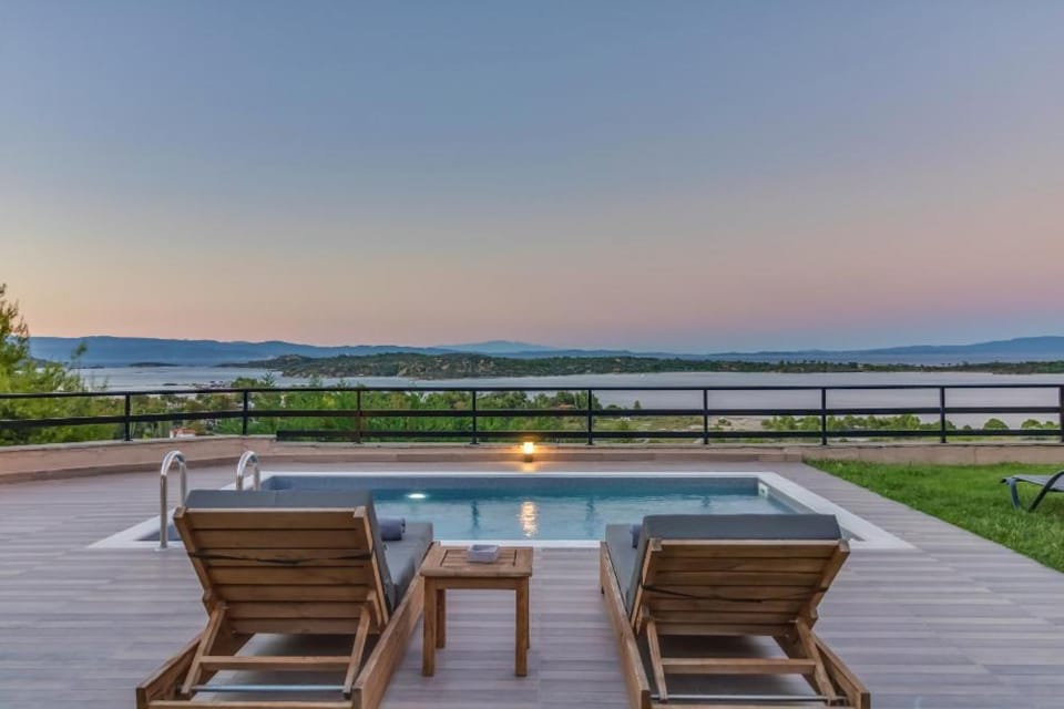 View (from property/room), Pool view, Sea view, Swimming pool, Swimming pool, sunbed