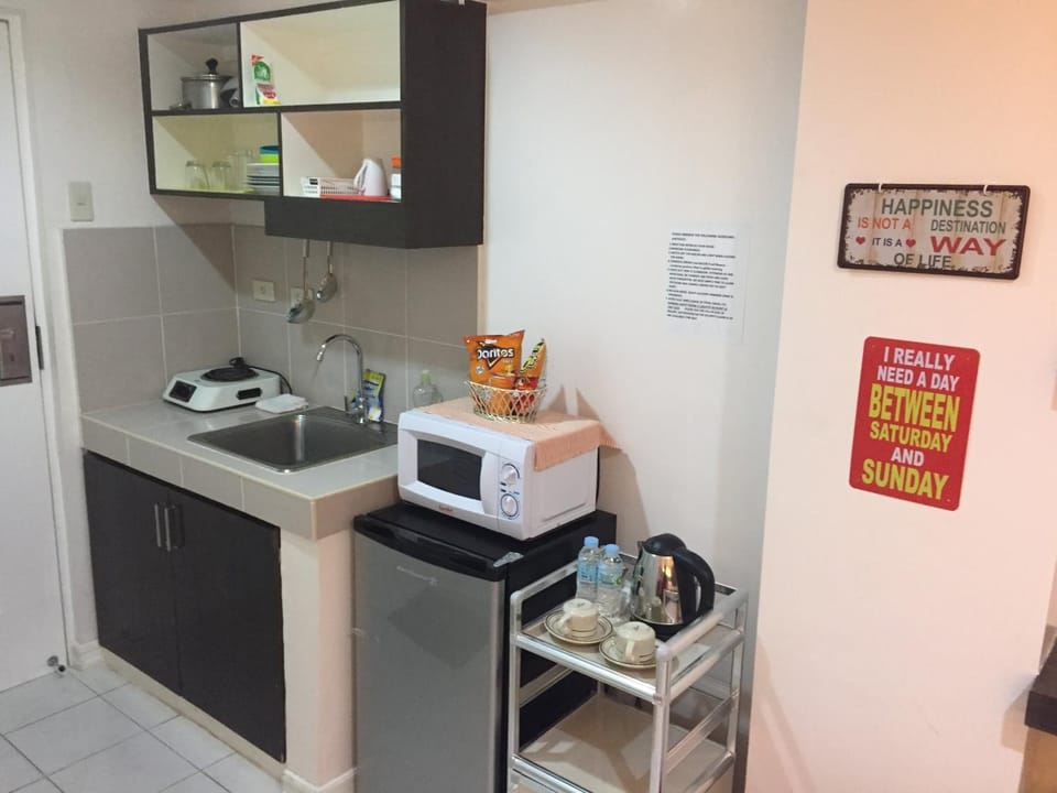 Coffee/tea facilities, Kitchen or kitchenette, minibar, stove