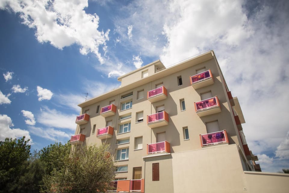 Property building, Day, Balcony/Terrace