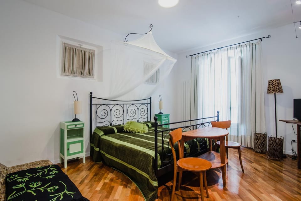 Bed, Photo of the whole room