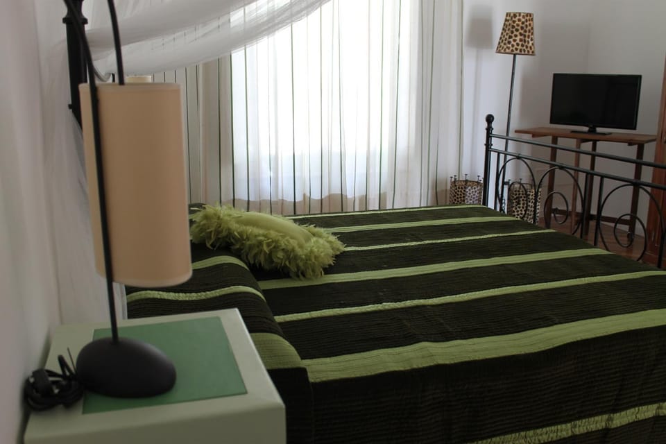 Bed, TV and multimedia, Decorative detail