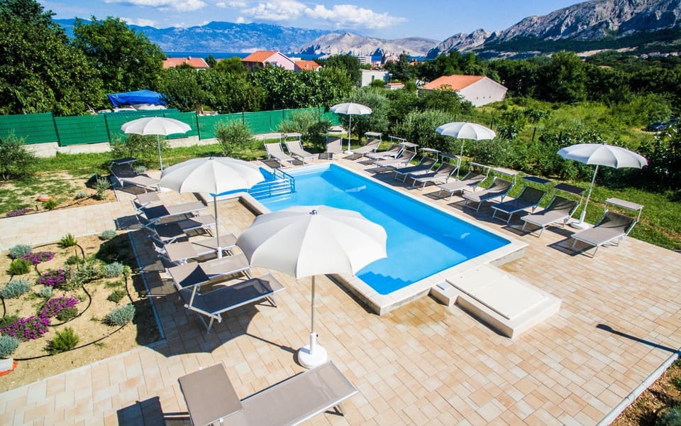 Day, Pool view