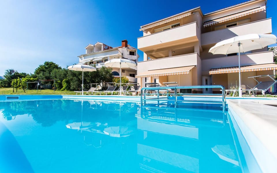 Property building, Day, Swimming pool