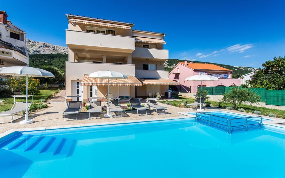 Property building, Day, Swimming pool