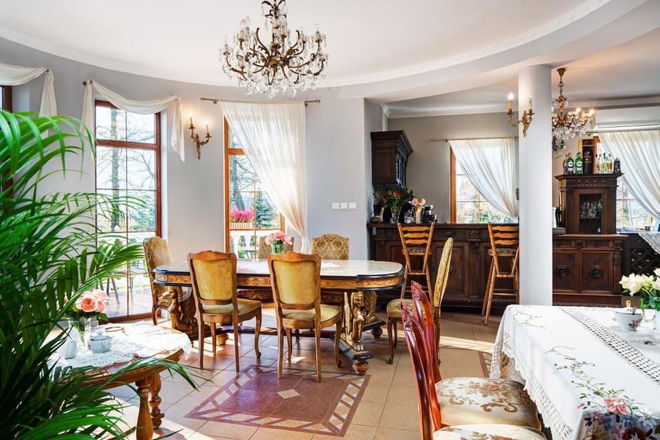 Seating area, Dining area