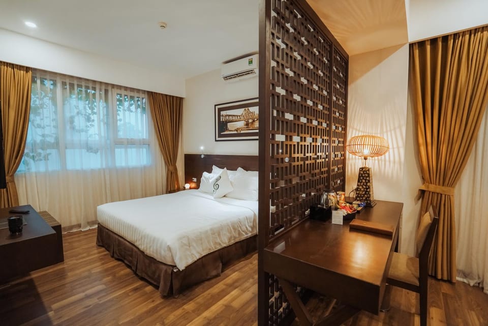 Photo of the whole room, Seating area, Bedroom