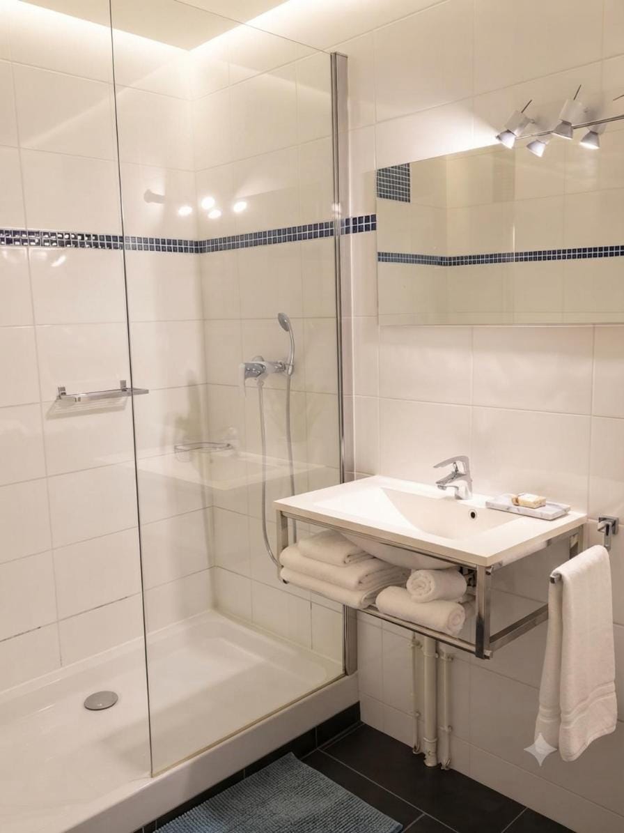 Shower, Bathroom, towels