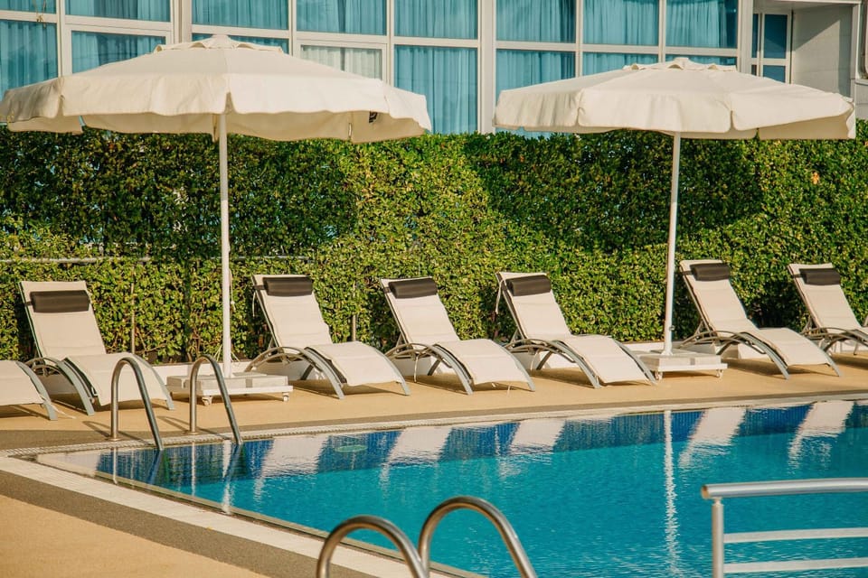 Swimming pool, sunbed