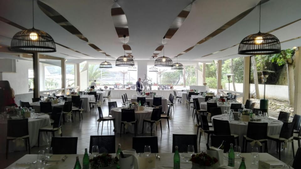 Property building, Restaurant/places to eat, Lounge or bar, Banquet/Function facilities