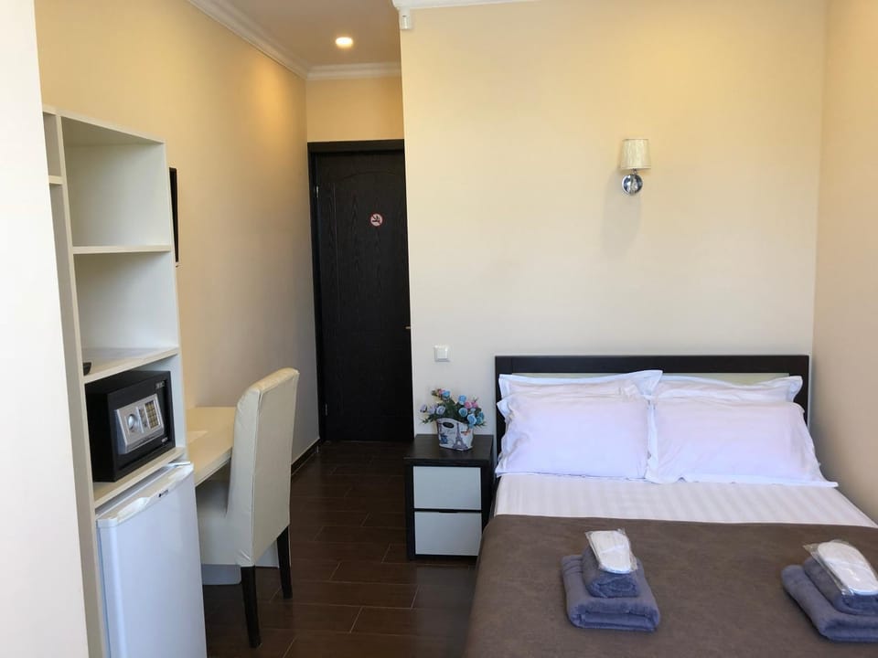 Bed, TV and multimedia, towels, wardrobe