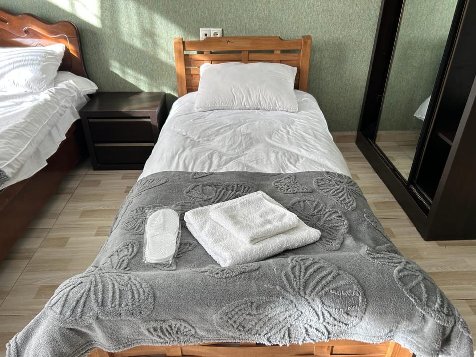 Bed, Bedroom, towels