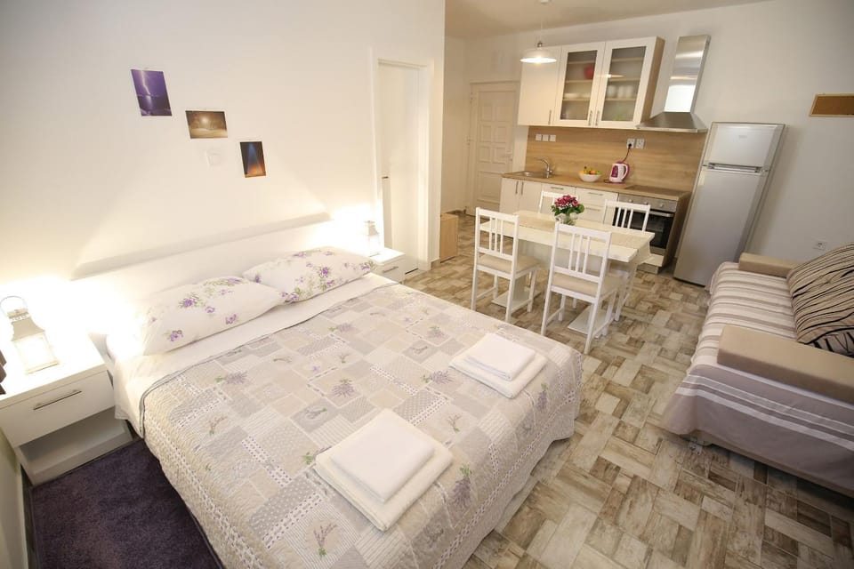 Bed, Kitchen or kitchenette, Living room, Dining area, Bedroom