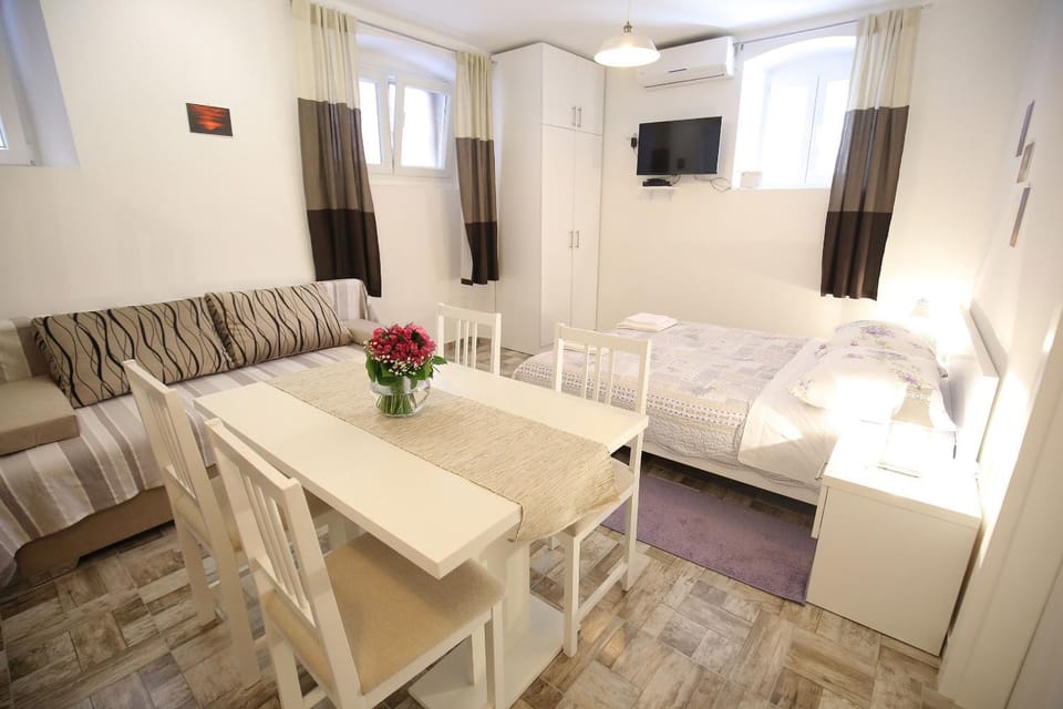 TV and multimedia, Kitchen or kitchenette, Dining area, Bedroom