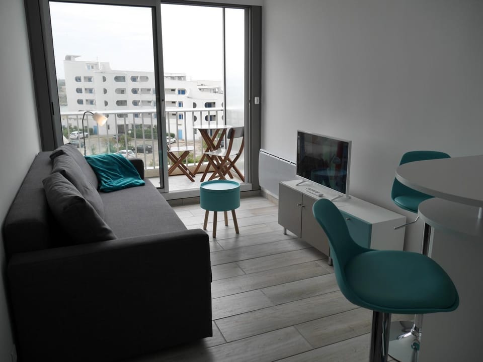 Day, Balcony/Terrace, Living room, Landmark view
