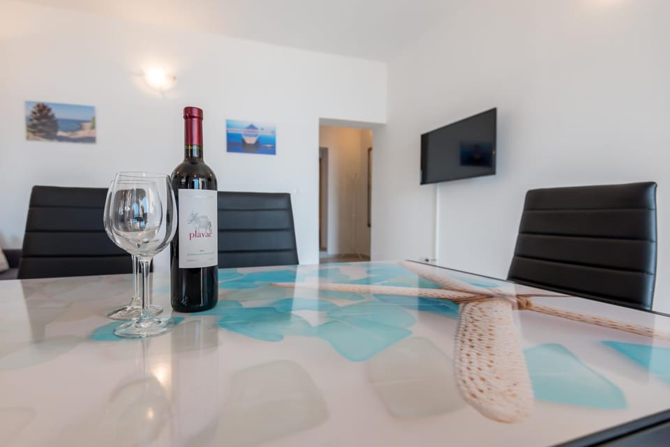 Coffee/tea facilities, Living room, Seating area, Dining area