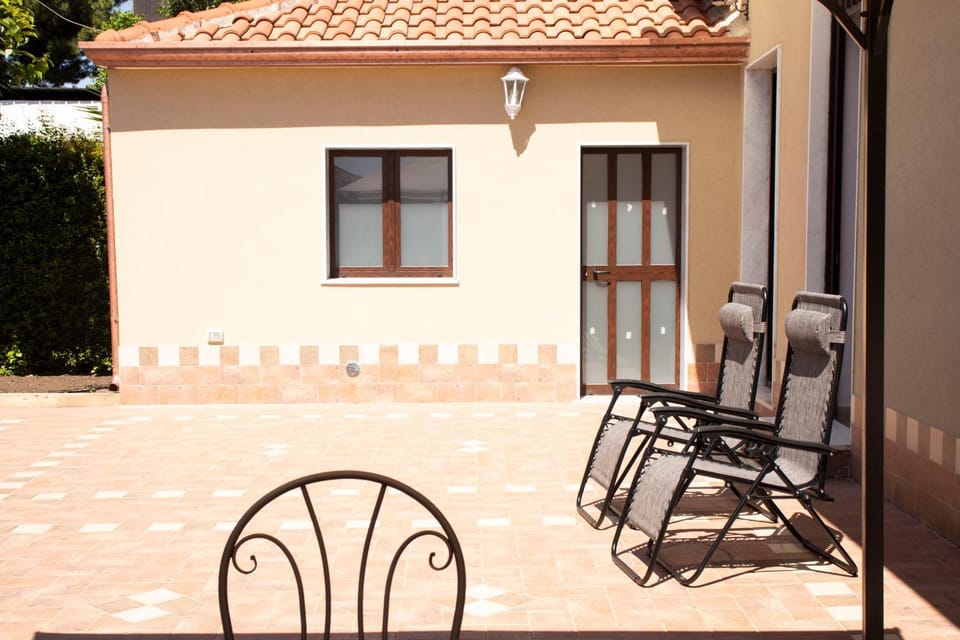 Property building, Facade/entrance, Parking, laundry, laundry