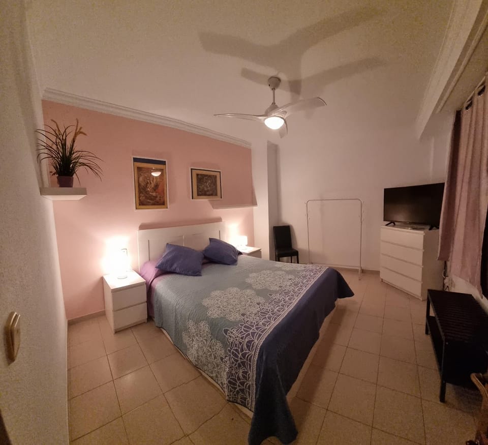 Bed, TV and multimedia, Bedroom, fireplace