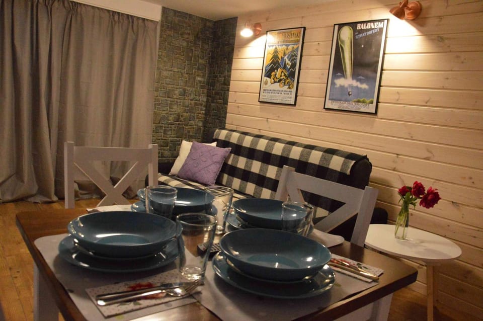 Bed, Night, Living room, Food and drinks, Photo of the whole room, Seating area, Dining area, Meals, Lunch, Dinner