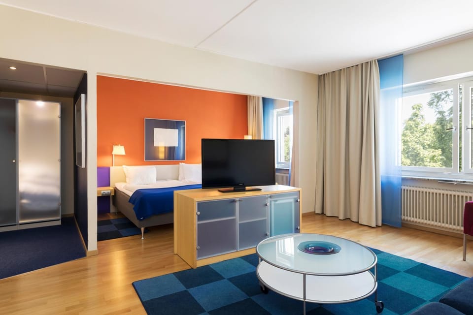 Bed, TV and multimedia, Living room, Photo of the whole room, Bedroom, children, young children, older children, Family, hair dresser