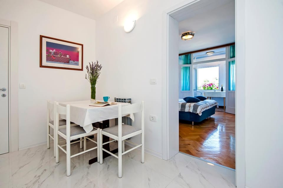 Seating area, Dining area, Bedroom