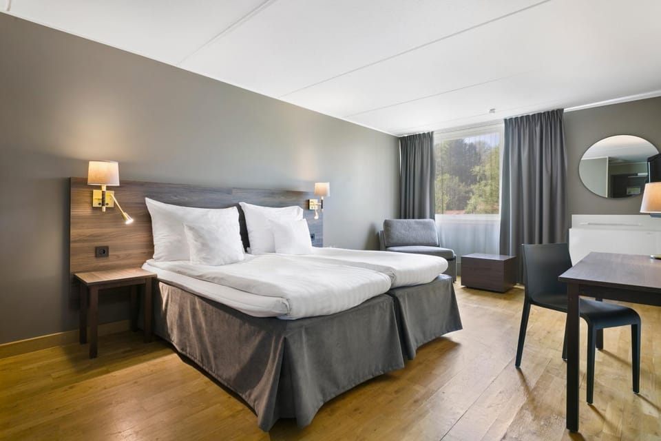 Bed, Seating area, Bedroom