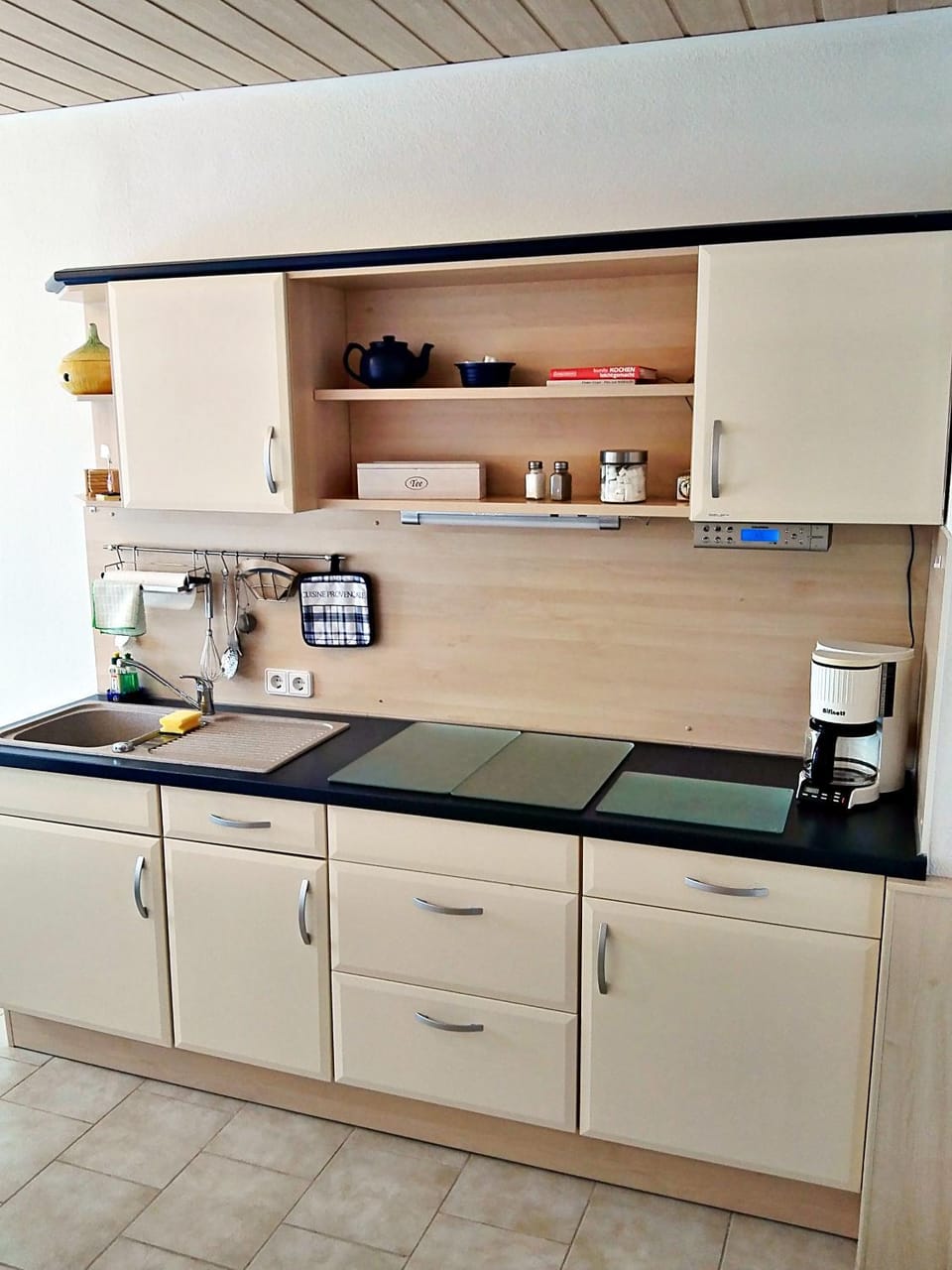 Coffee/tea facilities, Kitchen or kitchenette, Dining area