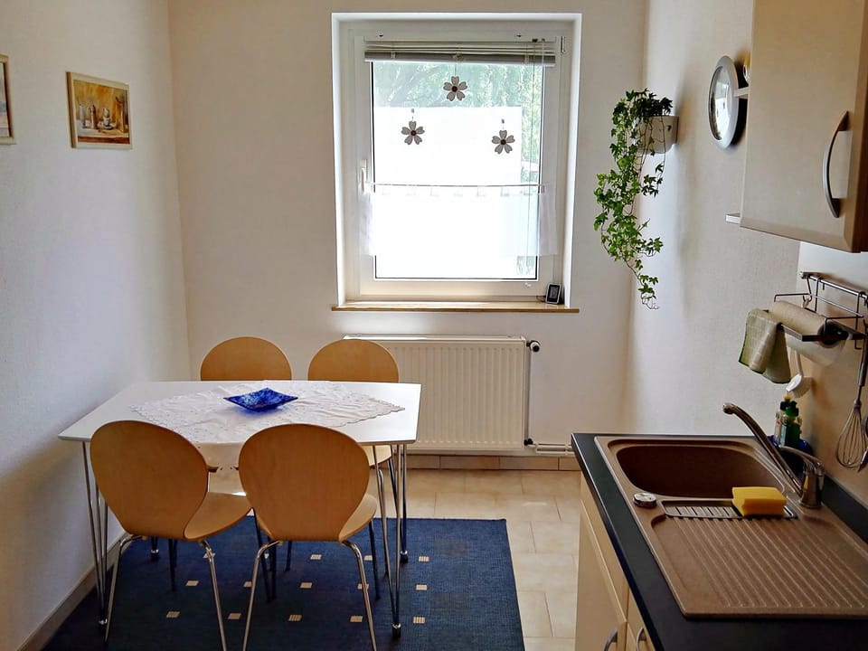 Kitchen or kitchenette, Seating area
