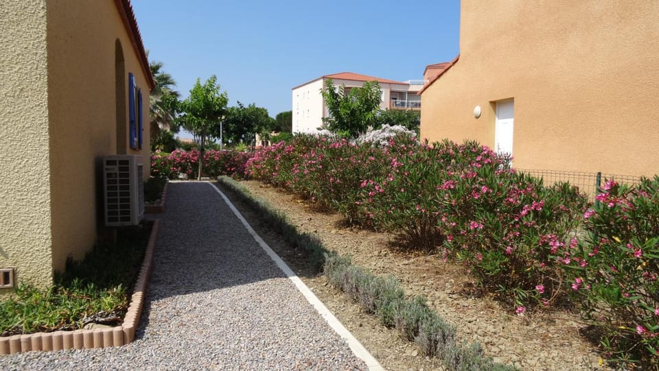 Facade/entrance, Garden view