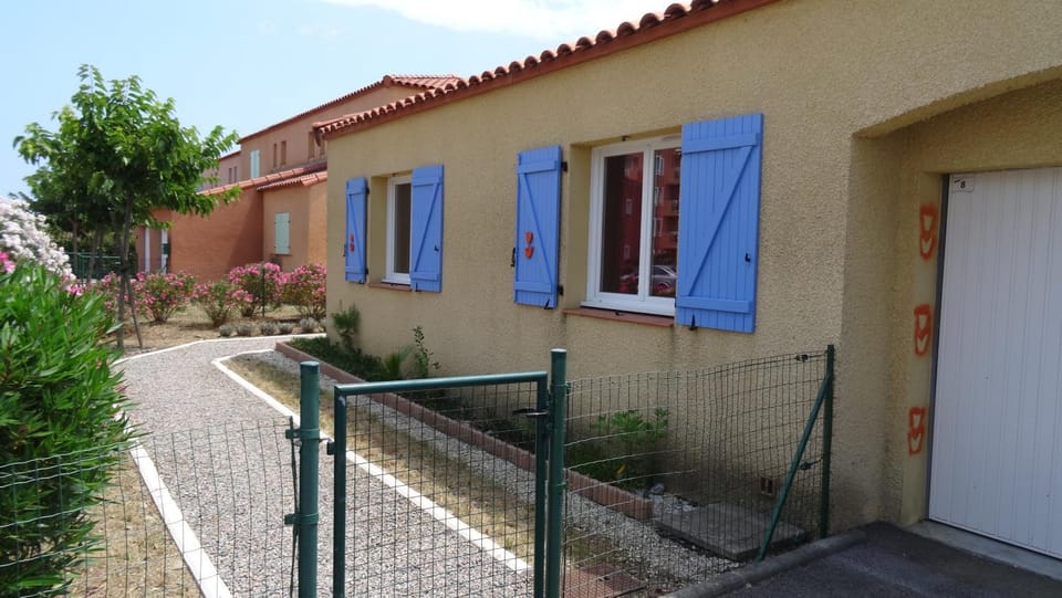 Facade/entrance, Garden view