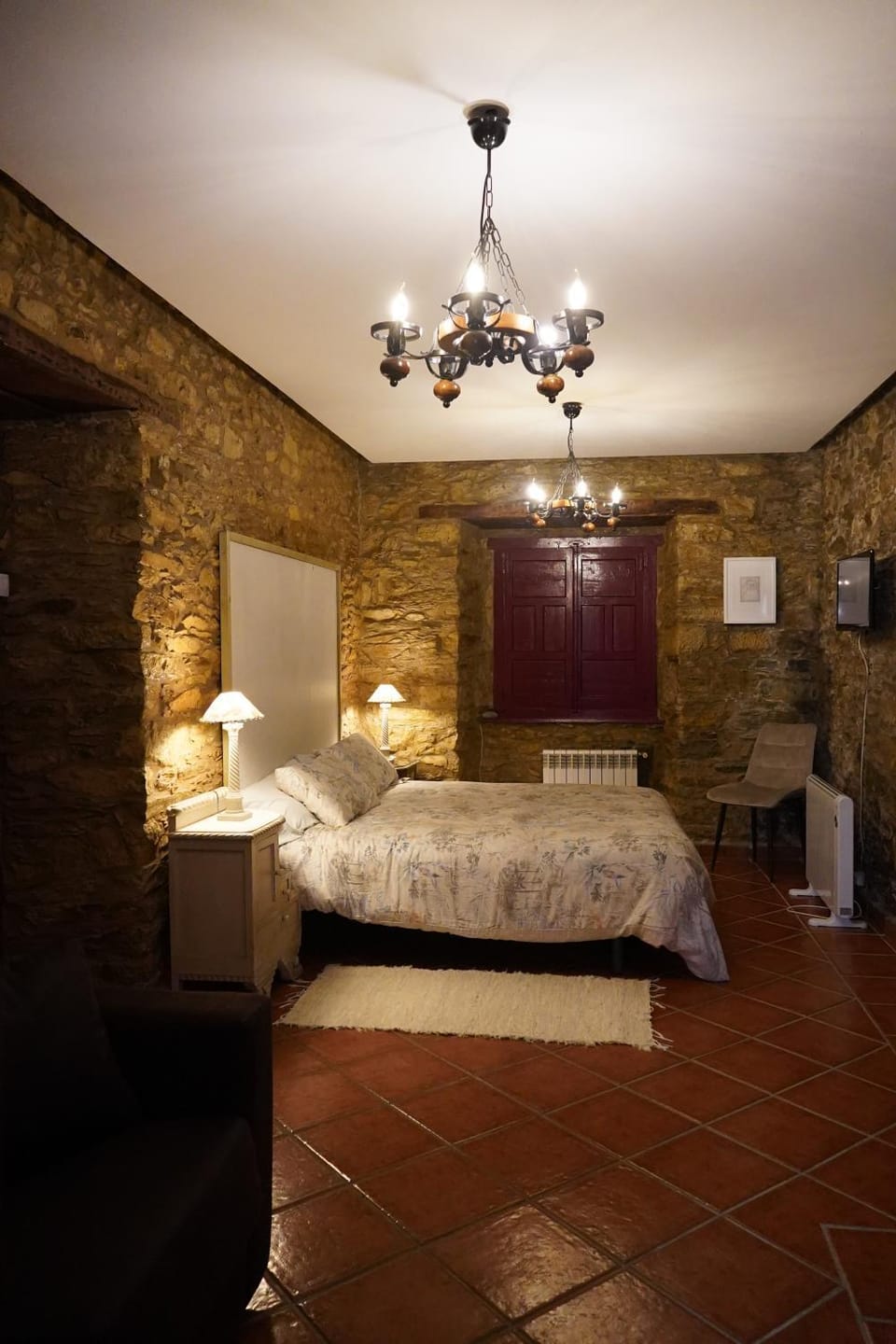 Photo of the whole room, Bedroom