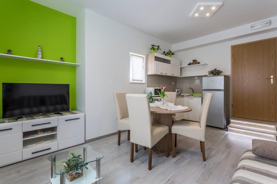 TV and multimedia, Kitchen or kitchenette, Living room, Seating area, Dining area, stove