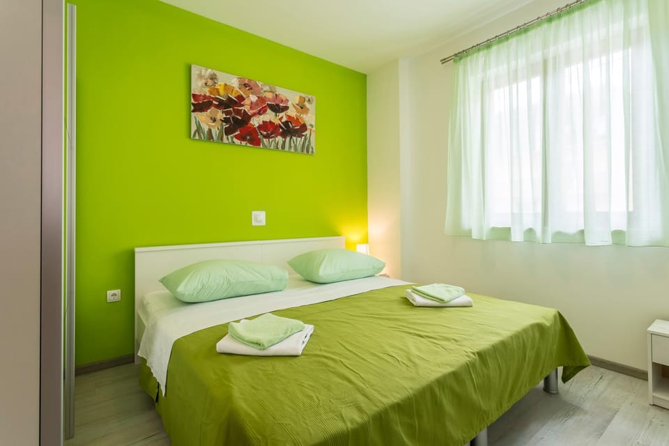 Bed, Bedroom, towels