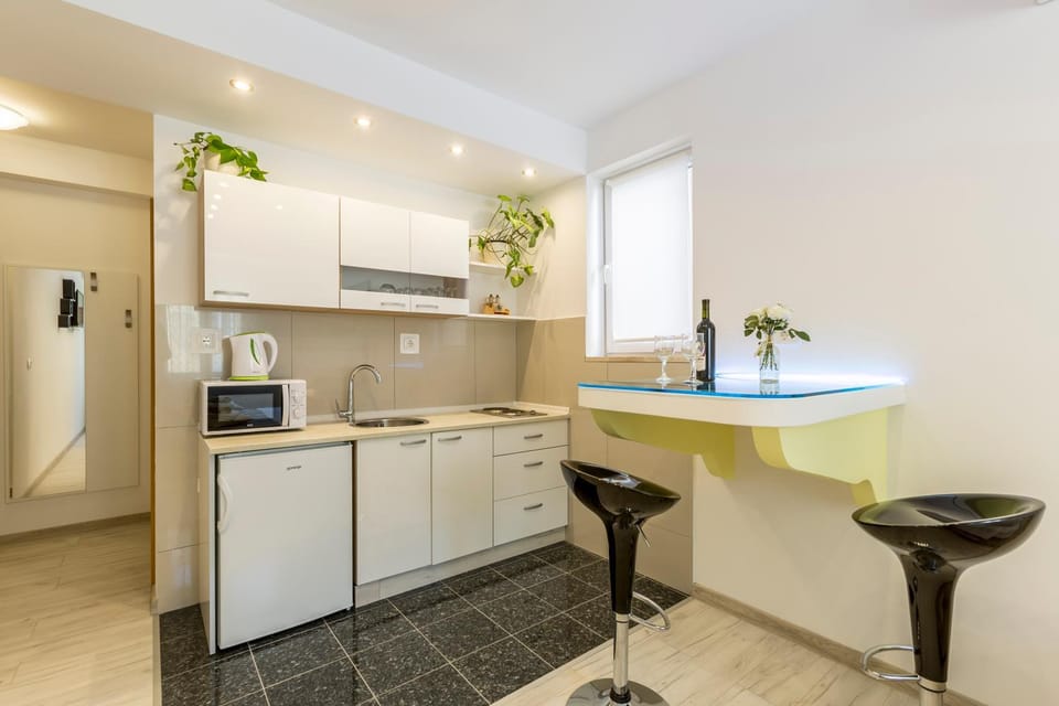 Coffee/tea facilities, Kitchen or kitchenette, Food and drinks, Dining area, Family, minibar, stove