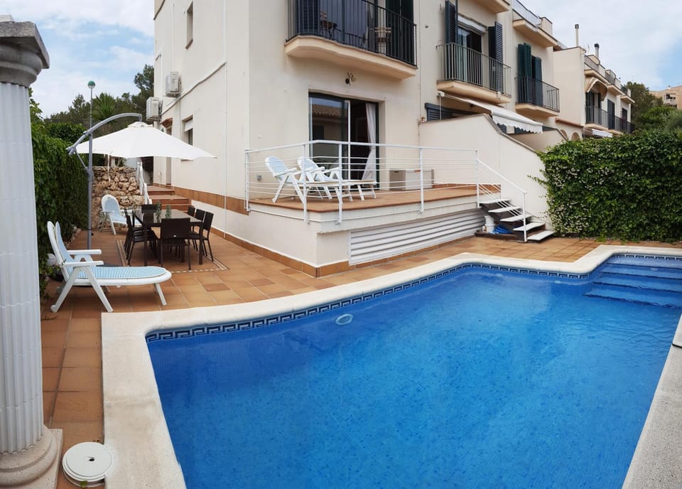 BBQ facilities, Balcony/Terrace, Seating area, Dining area, Pets, Pool view, Swimming pool, Swimming pool