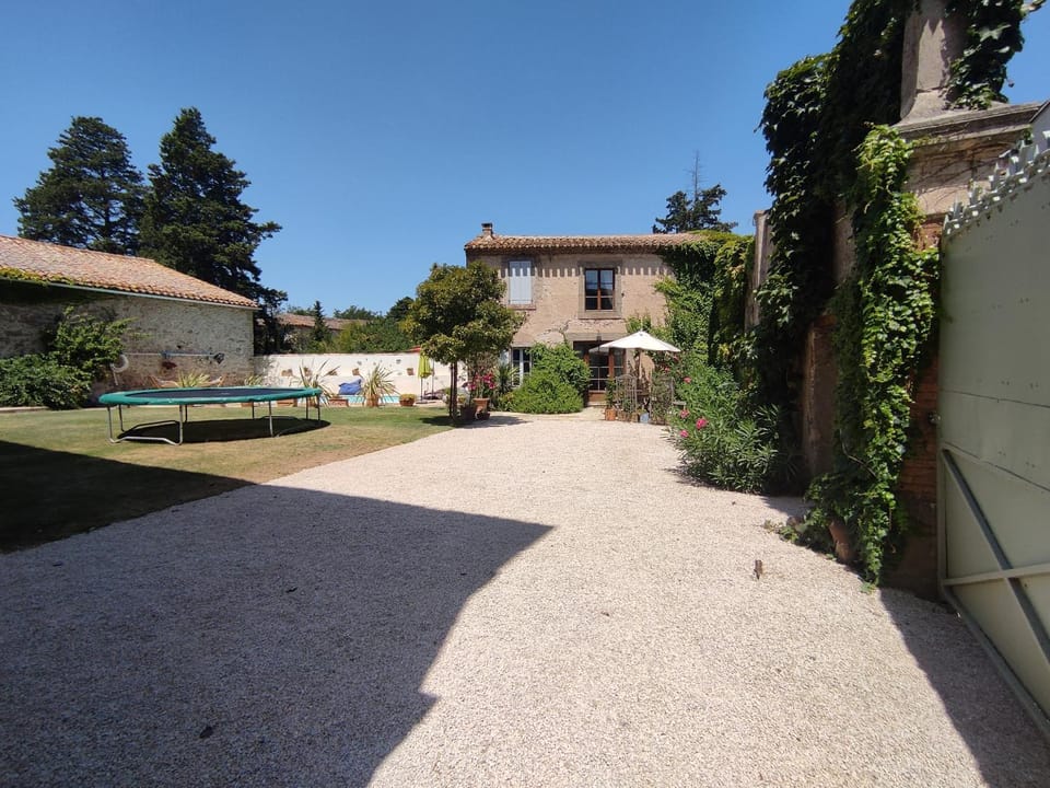 Property building, Day, Garden, Garden view, Pool view