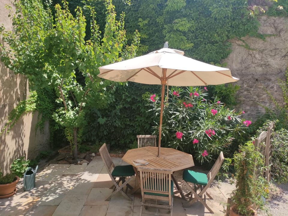 Patio, Day, Garden, Dining area, Garden view
