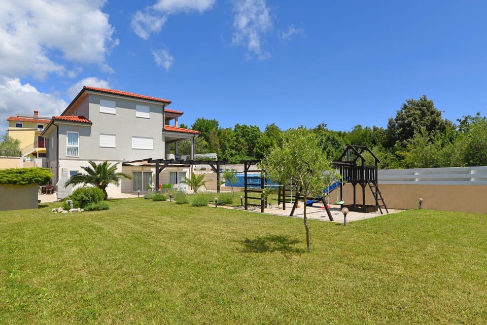 Property building, Day, Natural landscape, Garden, Garden view, Swimming pool
