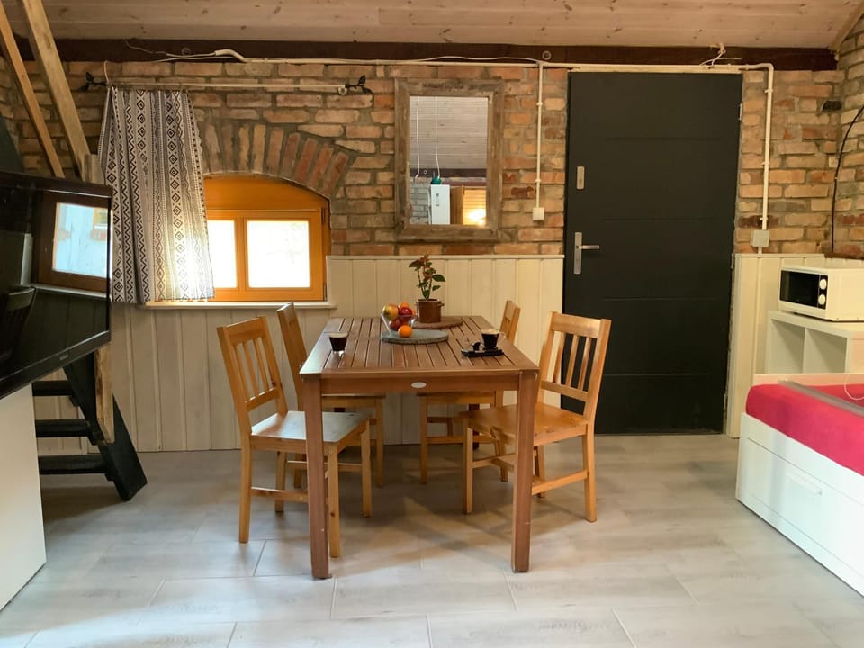 Kitchen or kitchenette, Living room, Seating area, Dining area, stove