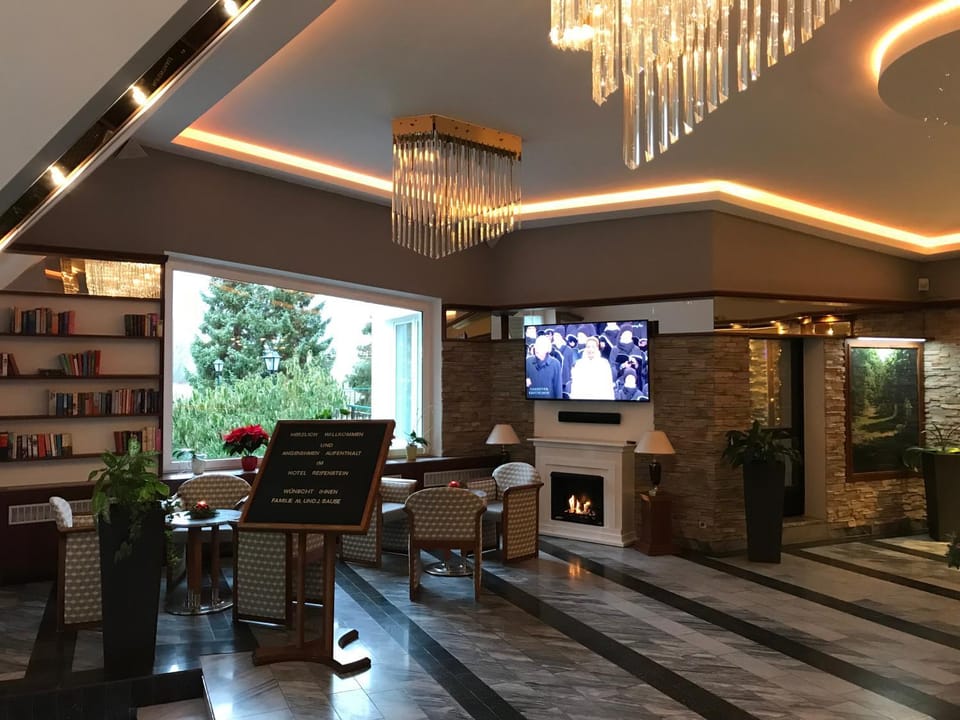 Communal lounge/ TV room, TV and multimedia, Seating area, flat iron