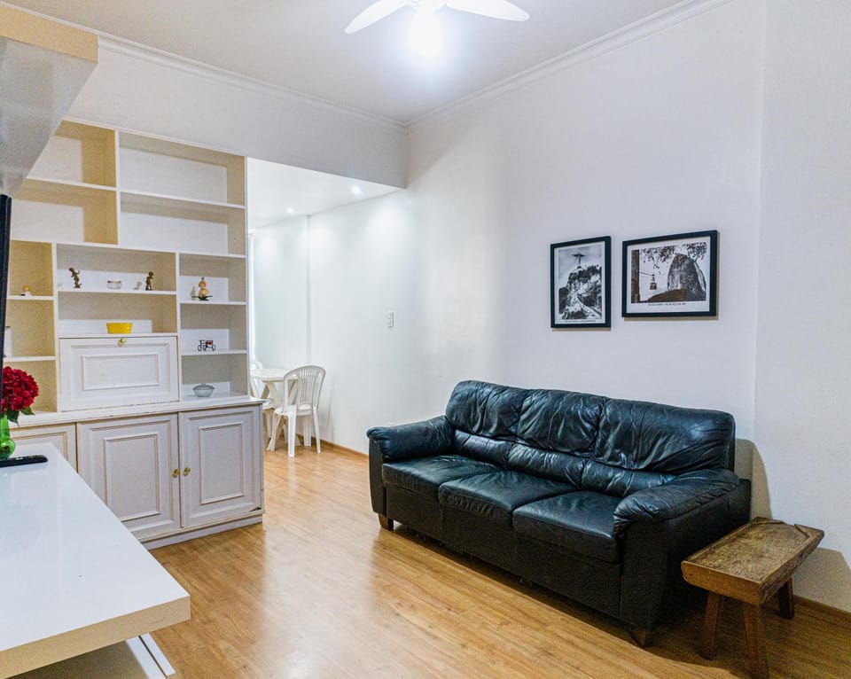 Apartamento completo na praia de Copacabana 02 Quartos com vista lateral mar em andar alto, ar, wifi , netflix, pauloangerami RMVC18 Apartment in Rio de Janeiro